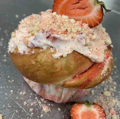 strawberry-crumb-dessert-roll